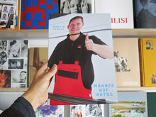 Load image into Gallery viewer, Martin Fengel – Männer auf Autos