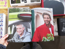 Load image into Gallery viewer, Martin Fengel – Männer auf Autos